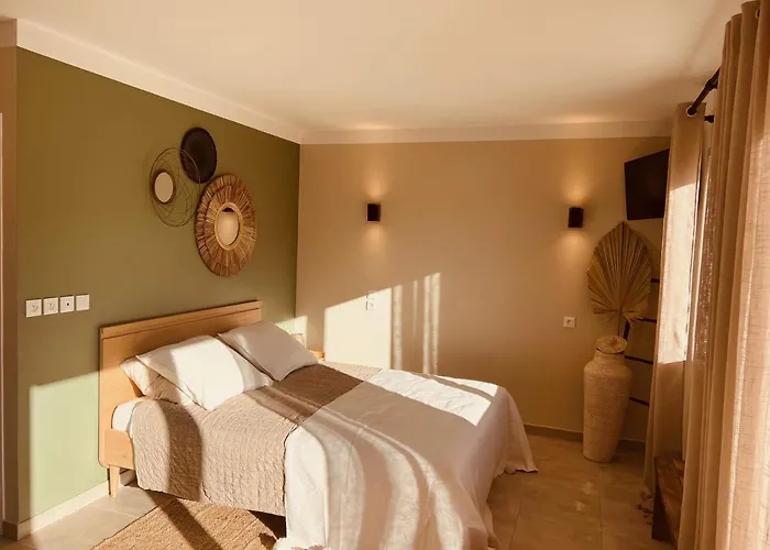 Casa Bukit * Pierrerue (Herault)